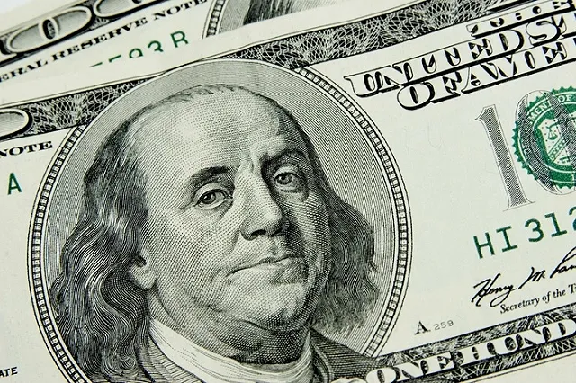 Вынесен приговор екатеринбуржцу, купившему поддельные доллары