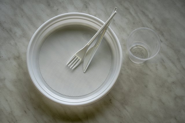 Глава Минприроды сообщил о планах ограничить продажу пластиковой посуды