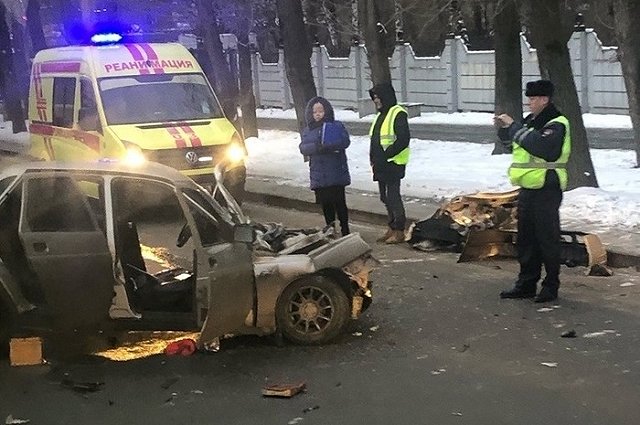 На Гагарина легковушка врезалась в трамвай