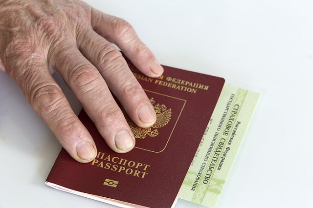 Свердловская полиция накануне Дня Победы вручила паспорта РФ трем заслуженным ветеранам