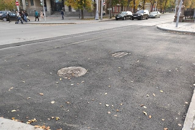 На проспекте Ленина в асфальт закатали гранитную брусчатку