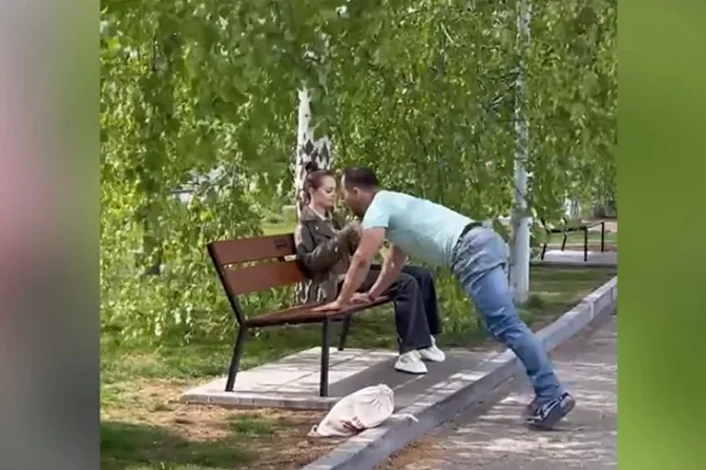 Екатеринбуржцы не оценили старания стриптизера, который пристает к девушкам