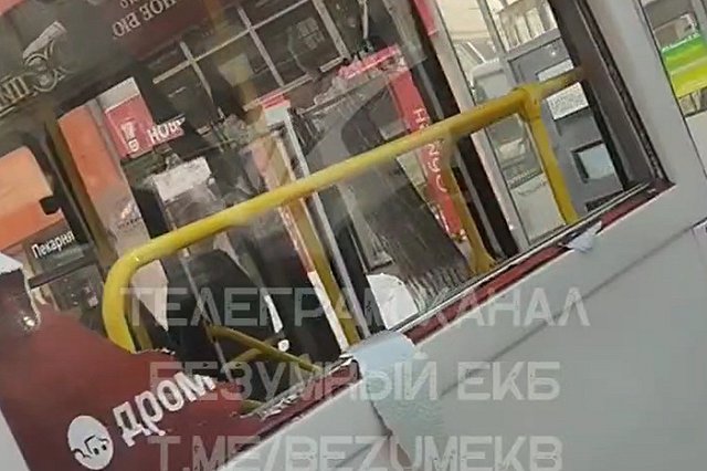 На Авиационной троллейбус врезался в автобус