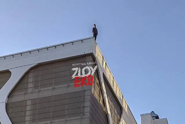 В Екатеринбурге силовики спасли пьяного мужчину, который стоял с пивом на крыше элитного ЖК