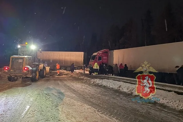 Два большегруза столкнулись вечером на Московском тракте под Первоуральском