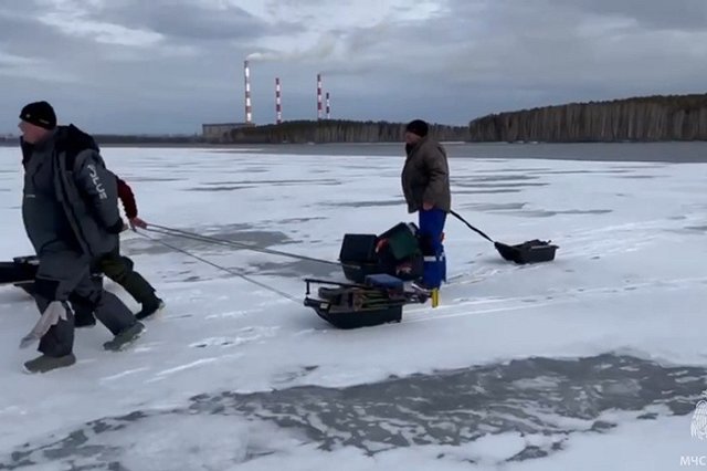 Свердловских рыбаков унесло на отколовшихся льдинах