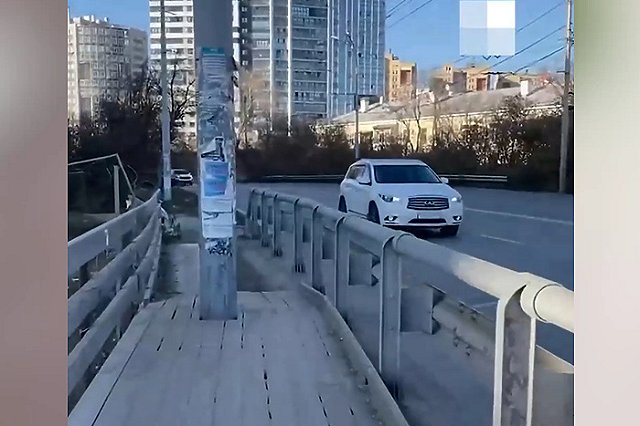 Екатеринбурженка пожаловалась на отсутствие нормального тротуара возле «Золотого» автовокзала