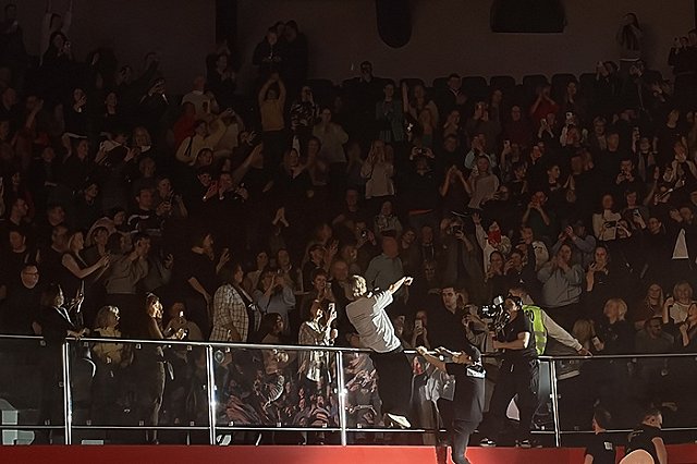 Диана Арбенина ворвалась в толпу фанатов на концерте в Екатеринбурге