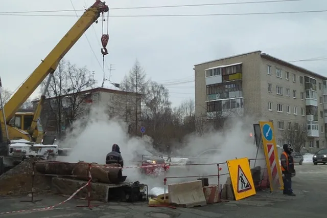 На Сортировке прорвало теплотрассу, кипятком затопило проезжую часть