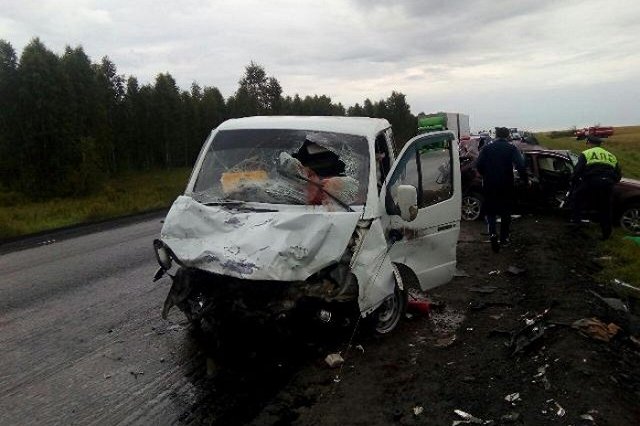 Четыре ребенка серьезно пострадали в столкновении грузовика, иномарки и минивэна