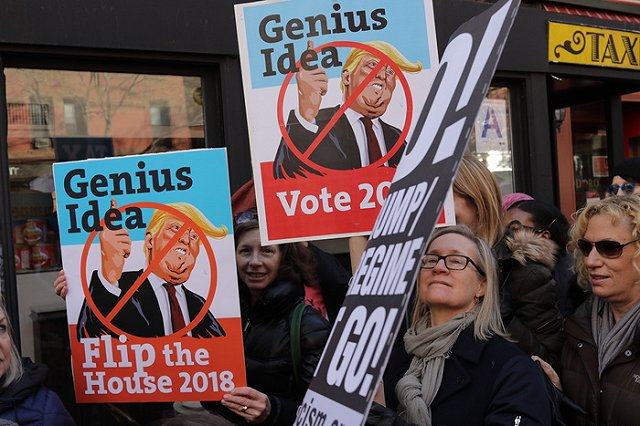 Жители США устроили массовые протесты против Трампа в годовщину инаугурации