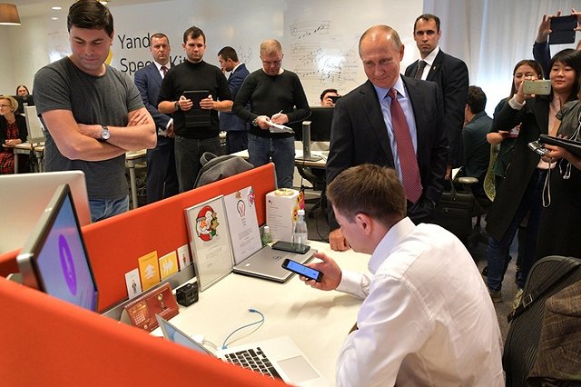 «Алиса», отвечая на провокационные вопросы о Путине, начала критиковать власть