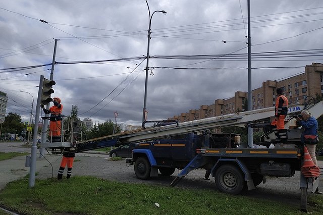 Девочка погибла от удара током, пытаясь спасти брата, схватившего провод