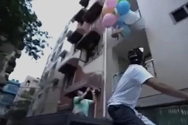 В Индии блогер отправил собаку в небо на связке шаров