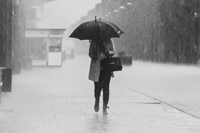 Свердловскую область накроет шквалистый ветер, грозы и град