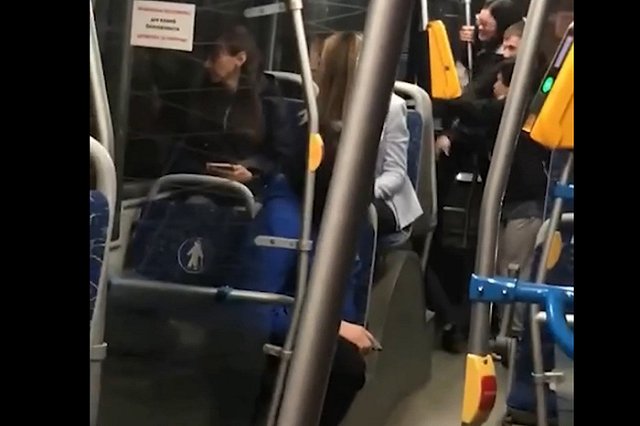 В Екатеринбурге из автобуса силой вытолкали женщину