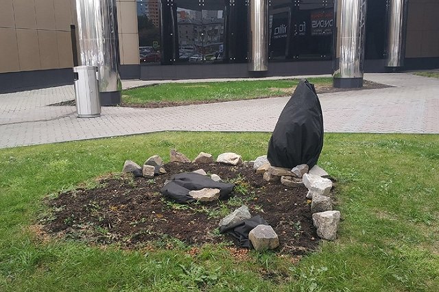 Возле ТРЦ на Уктусе появились клумбы, похожие на могилки