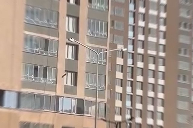 В Академическом из окна многоэтажки выкинули десяток мешков с мусором