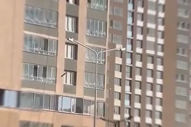 В Академическом из окна многоэтажки выкинули десяток мешков с мусором