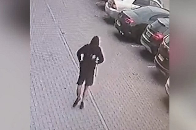 Появилось видео того, как самокатчик расстрелял Mercedes в Екатеринбурге