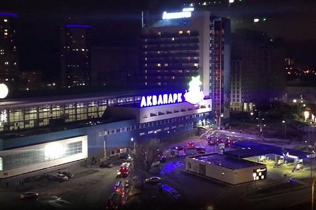 К аквапарку «Лимпопо» съехались десятки пожарных