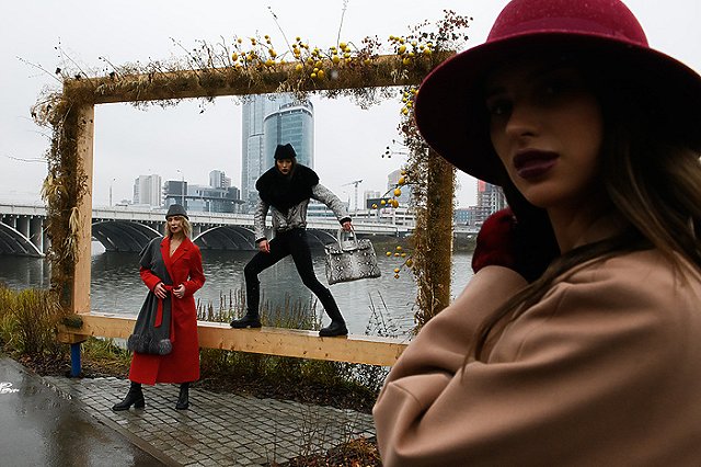 В центре Екатеринбурга девушки внезапно превратили пирс в подиум