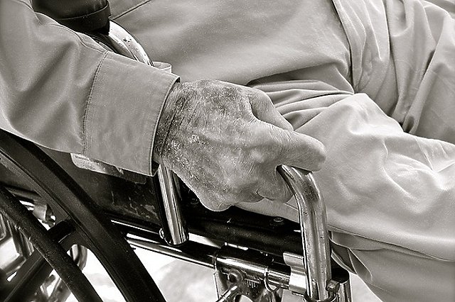 Свердловский соцработник погасила кредиты, украв деньги у пенсионера