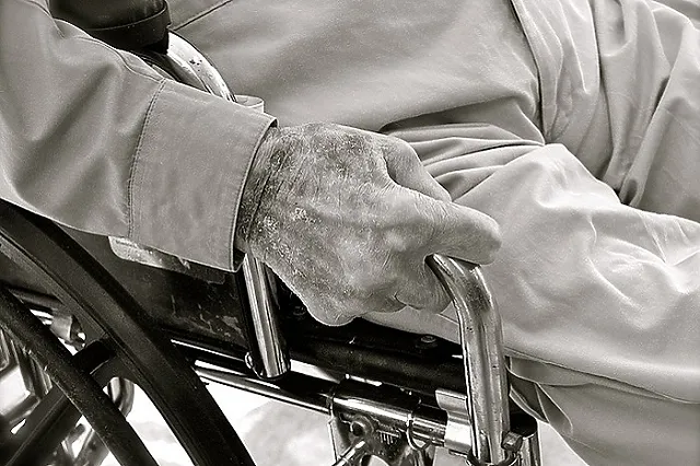 Свердловский соцработник погасила кредиты, украв деньги у пенсионера