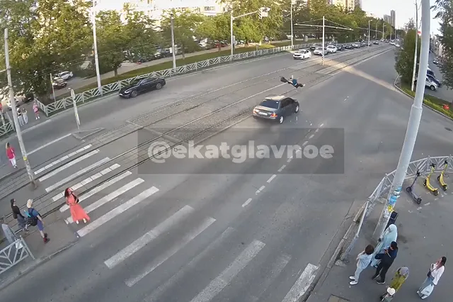 У Южного Автовокзала иномарка сбила мужчину, перебегавшего пешеходный переход на красный — видео
