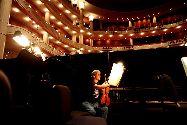 Худрук БДТ упал в оркестровую яму