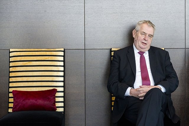 Президент Чехии и американский посол поругались из-за поездки на Парад Победы