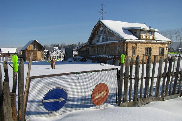 Дорожные знаки будут ставить на заборах и домах