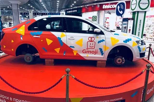 В «Гринвиче» с автомобиля на рекламном стенде украли колеса