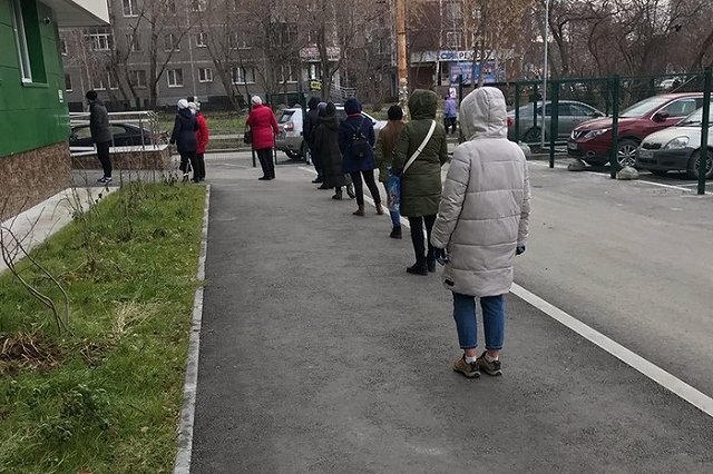 В больницы Екатеринбурга опять выстроились огромные очереди