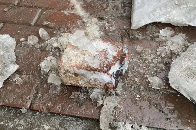 В центре Екатеринбурга ледяная глыба едва не упала на голову прохожему