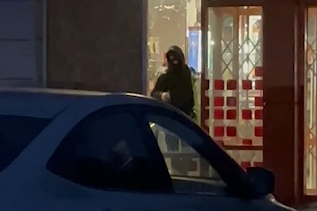 Екатеринбуржец с монтировкой обокрал магазин на глазах у прохожих