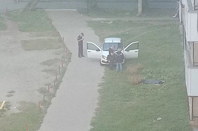 На Урале под окнами многоэтажки нашли тело 84-летней пенсионерки