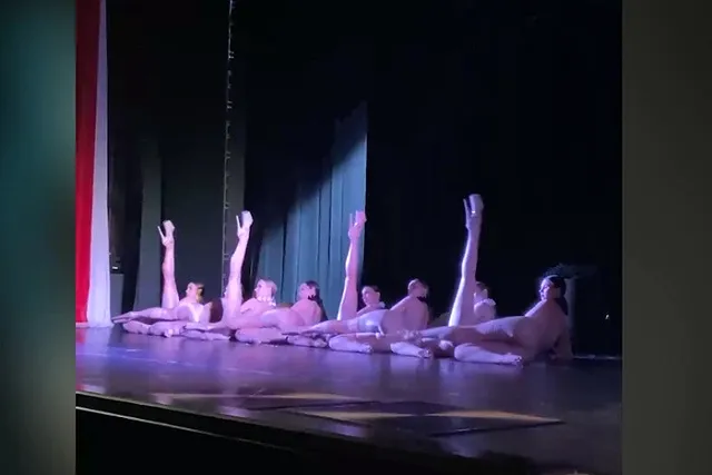 В Екатеринбурге полуголые девушки показали откровенный спектакль