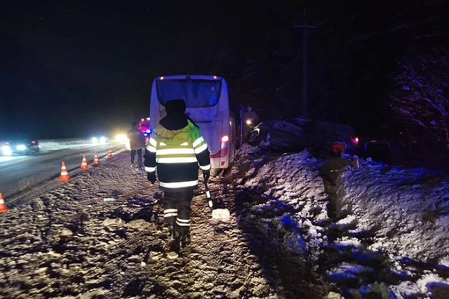 Два человека погибли: в Свердловской области легковушка влетела в пассажирский автобус