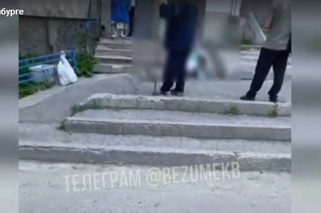 Под окнами дома по улице Пехотинцев в Екатеринбурге нашли труп