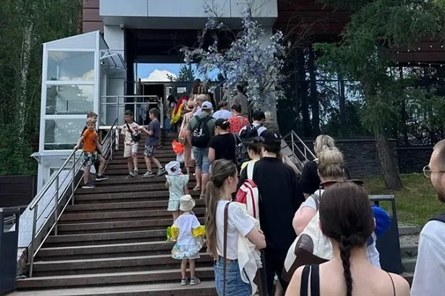 Свердловчане выстроились в огромную очередь к горячим бассейнам