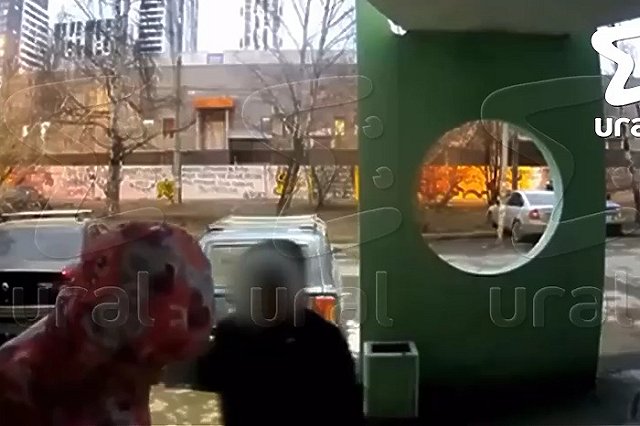 Пристававший к екатеринбургской школьнице подросток покинет Россию