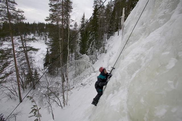 Альпинист в Лесном поймал выпавшего из окна ребенка