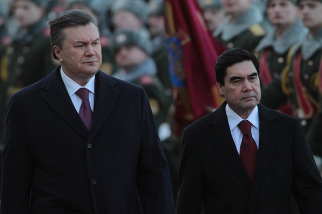 В Ашхабаде установили покрытую золотом статую президента Туркменистана