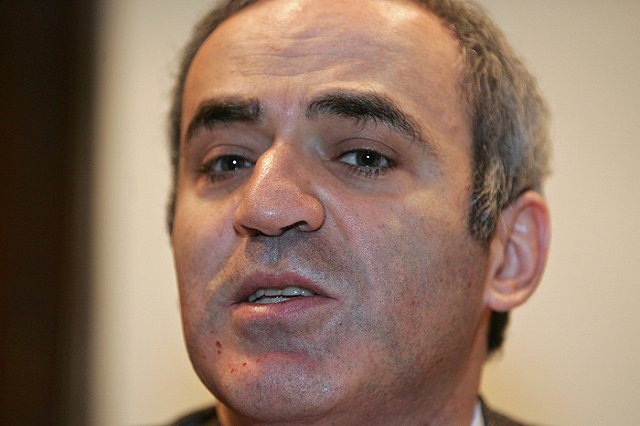 Каспаров возобновит шахматную карьеру на турнире в США