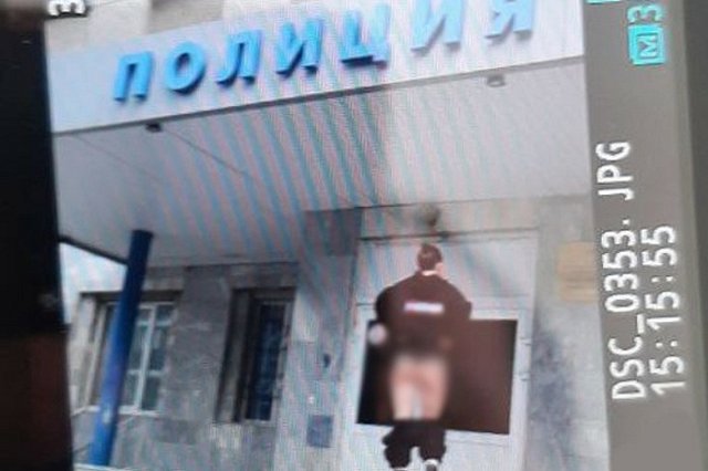 Девушка устроила стриптиз у екатеринбургского отдела полиции