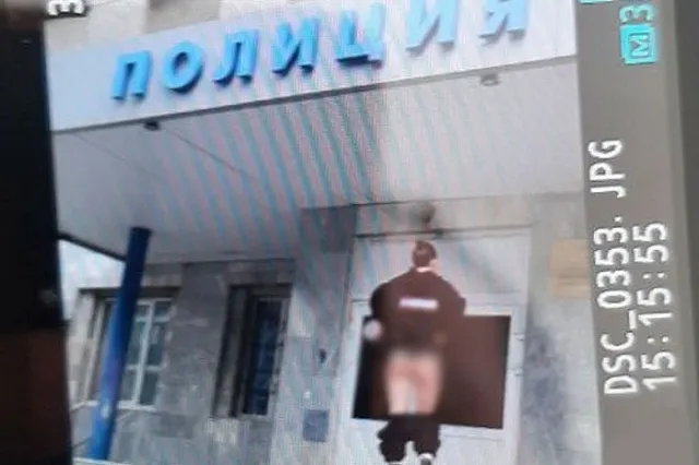 Девушка устроила стриптиз у екатеринбургского отдела полиции