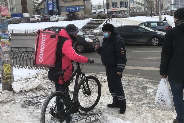 В ГИБДД Екатеринбурга рассказали о самом частом нарушении, допускаемом доставщиками еды