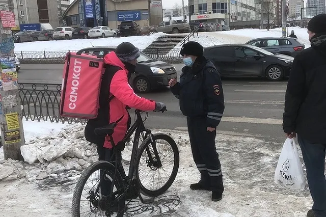В ГИБДД Екатеринбурга рассказали о самом частом нарушении, допускаемом доставщиками еды