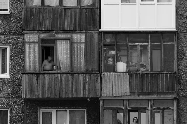 Следит за одинокими женщинами: свердловчане пожаловались на странного соседа